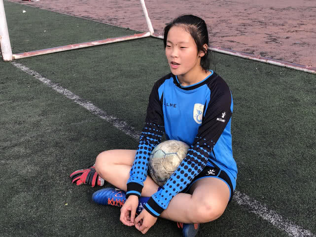 【足球视频】汶川地震中走出的女孩们:在临时板房外踢球 足球带来欢乐
